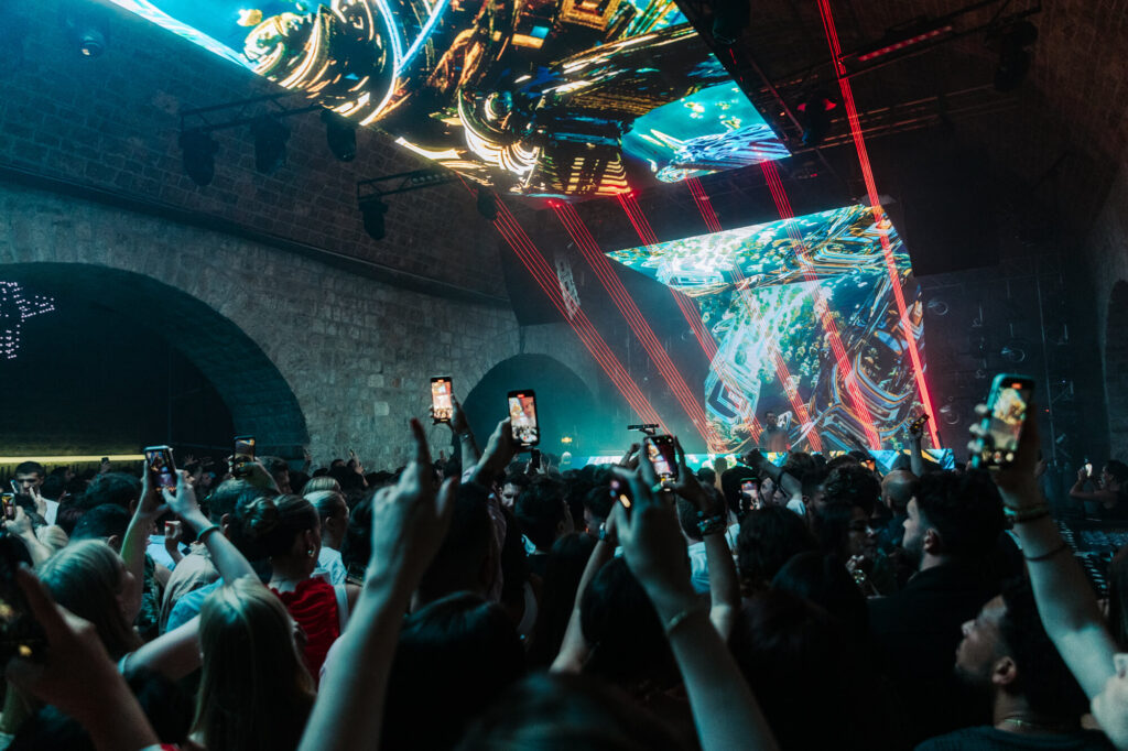 U glavnoj dvorani ugrađen je transparentni LED ekran dimenzija 18 × 3,5 m, montiran na motoriziranu konstrukciju koja omogućuje podizanje i spuštanje ekrana, čime se prostor transformira ovisno o programu i vrsti događaja.