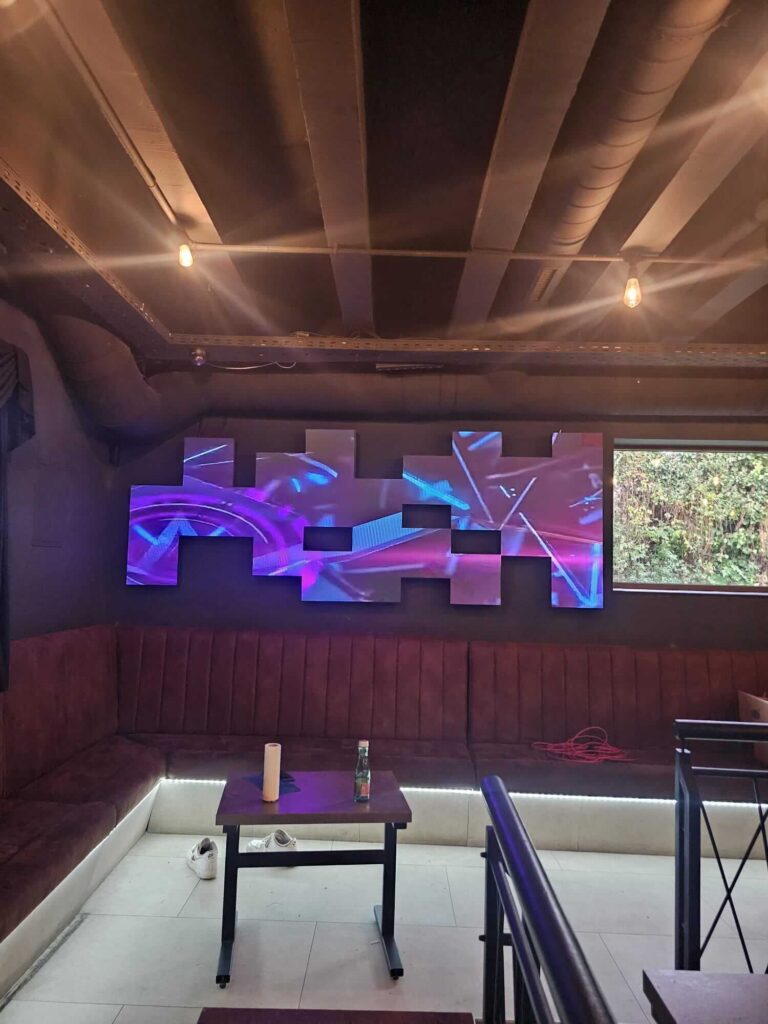 LED rasvjetna instalacija u interijeru kluba Osjećaj